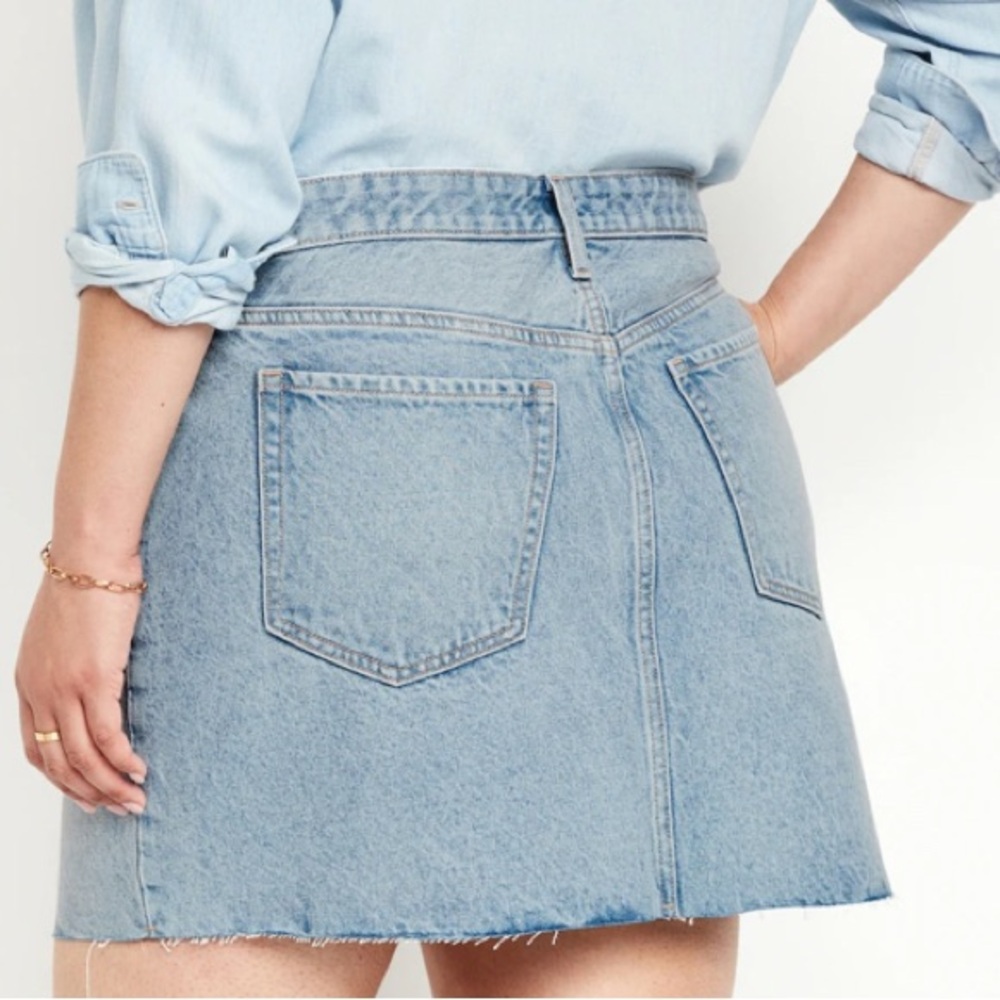 28W Plus Size Old Navy Denim Mini Skirt in Medium Wash - Picture 4 of 16